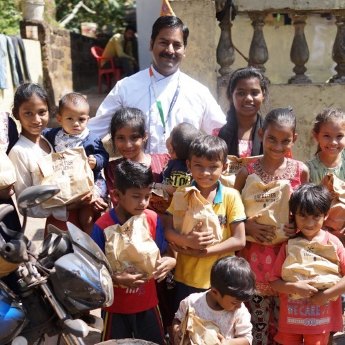 Chef with some of the kids2022/11-Food-Parcel-From-TFS.jpg|Food Pacel from Travel Food Services